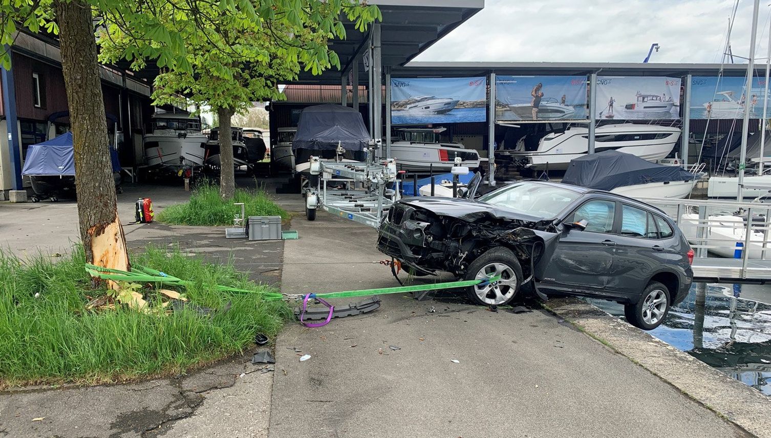 87-jähriger fährt Auto am Alpenquai über Hafenmauer