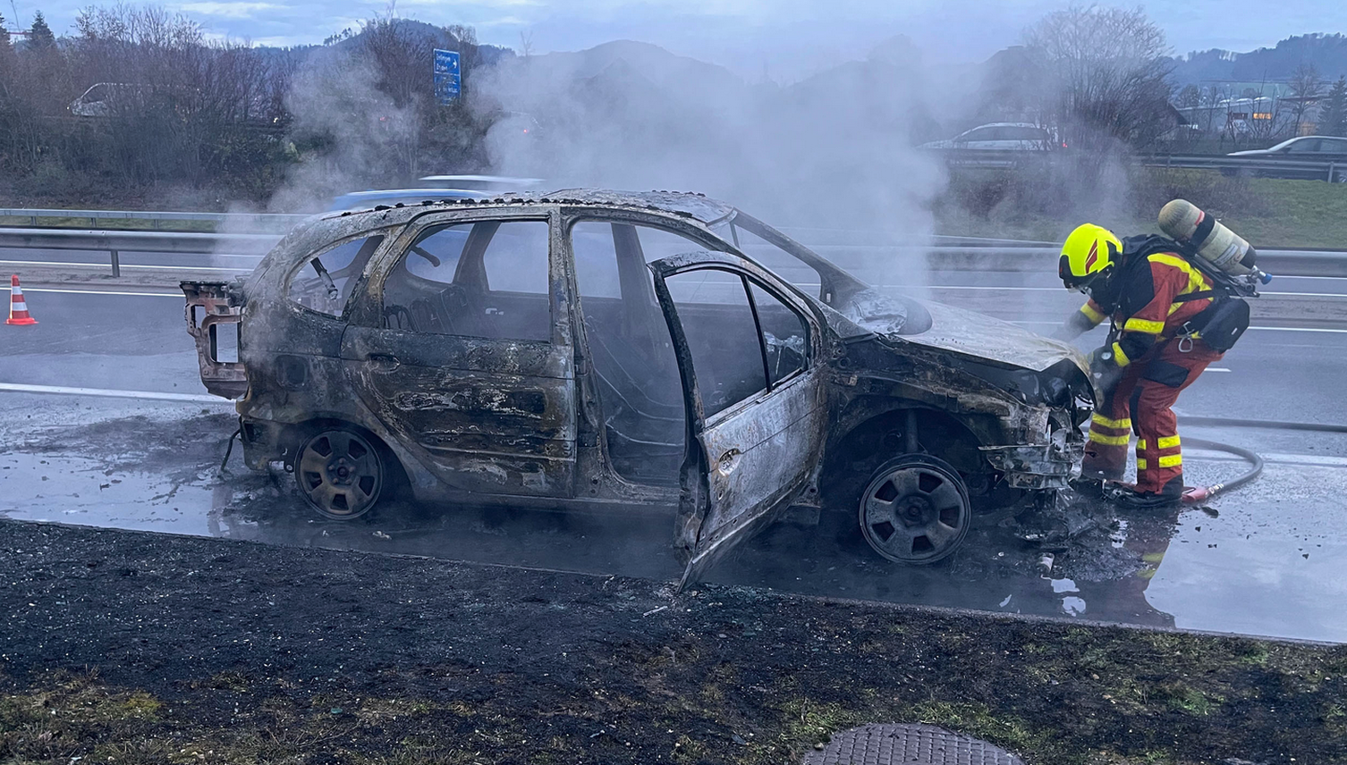 Auto brannte bei Autobahnausfahrt in Reiden