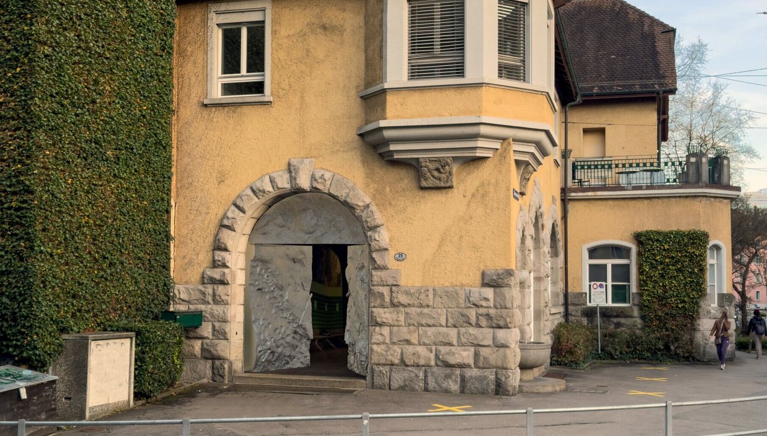 Luzern hübscht Schule Moosmatt mit neuen Toren auf