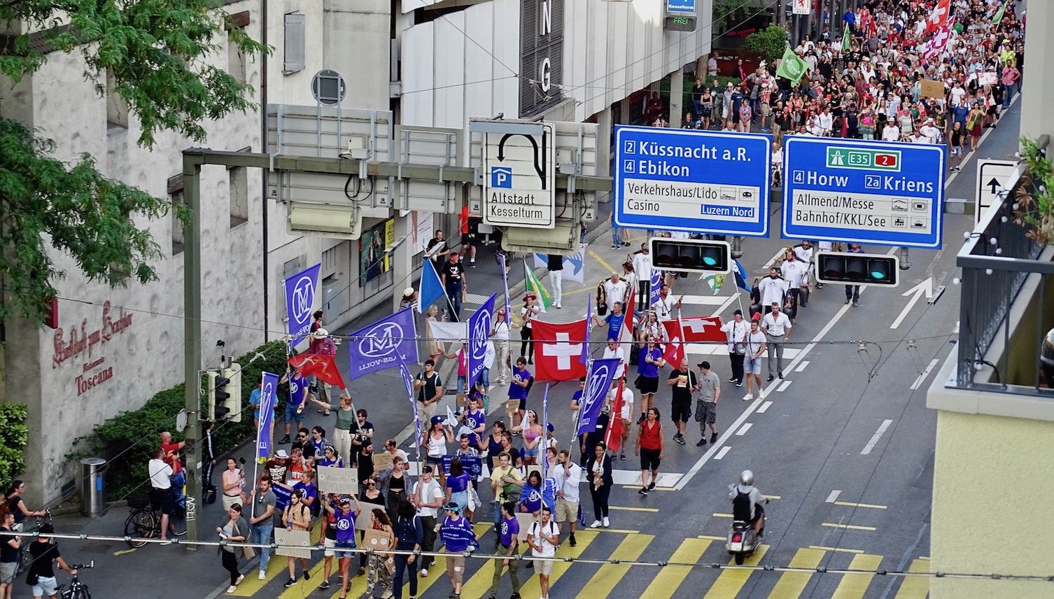 300 Massnahmen-Kritiker marschieren durch Luzern – jetzt droht Strafanzeige