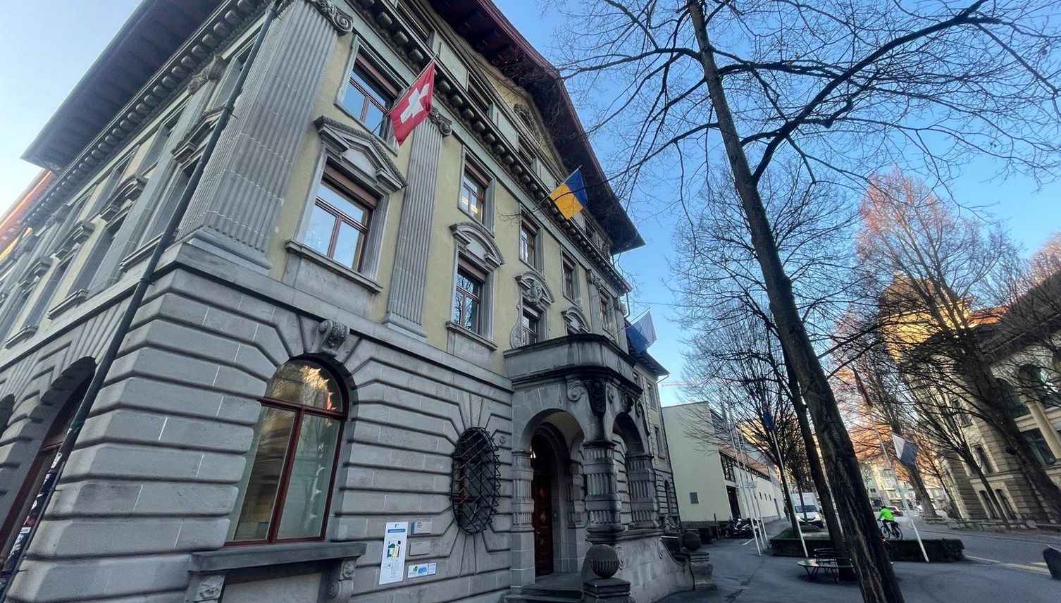 Am Stadthaus von Luzern weht die ukrainische Flagge