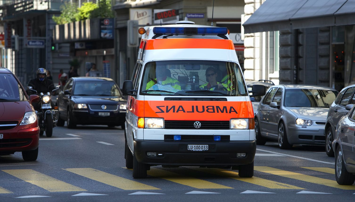 Auto rammt Töfffahrer bei Unfall in Vitznau