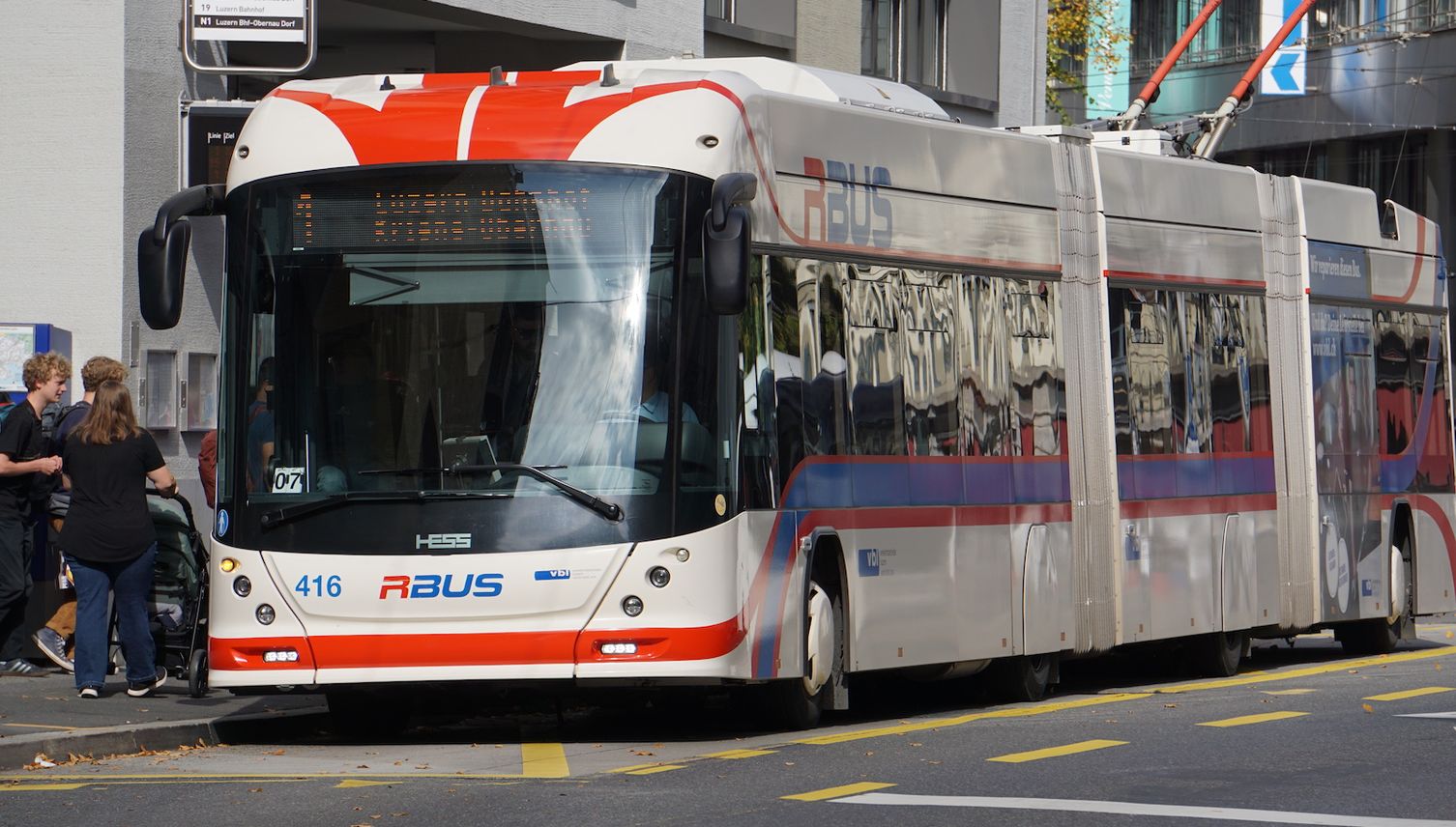 Drei Buspassagiere nach starkem Bremsemanöver verletzt