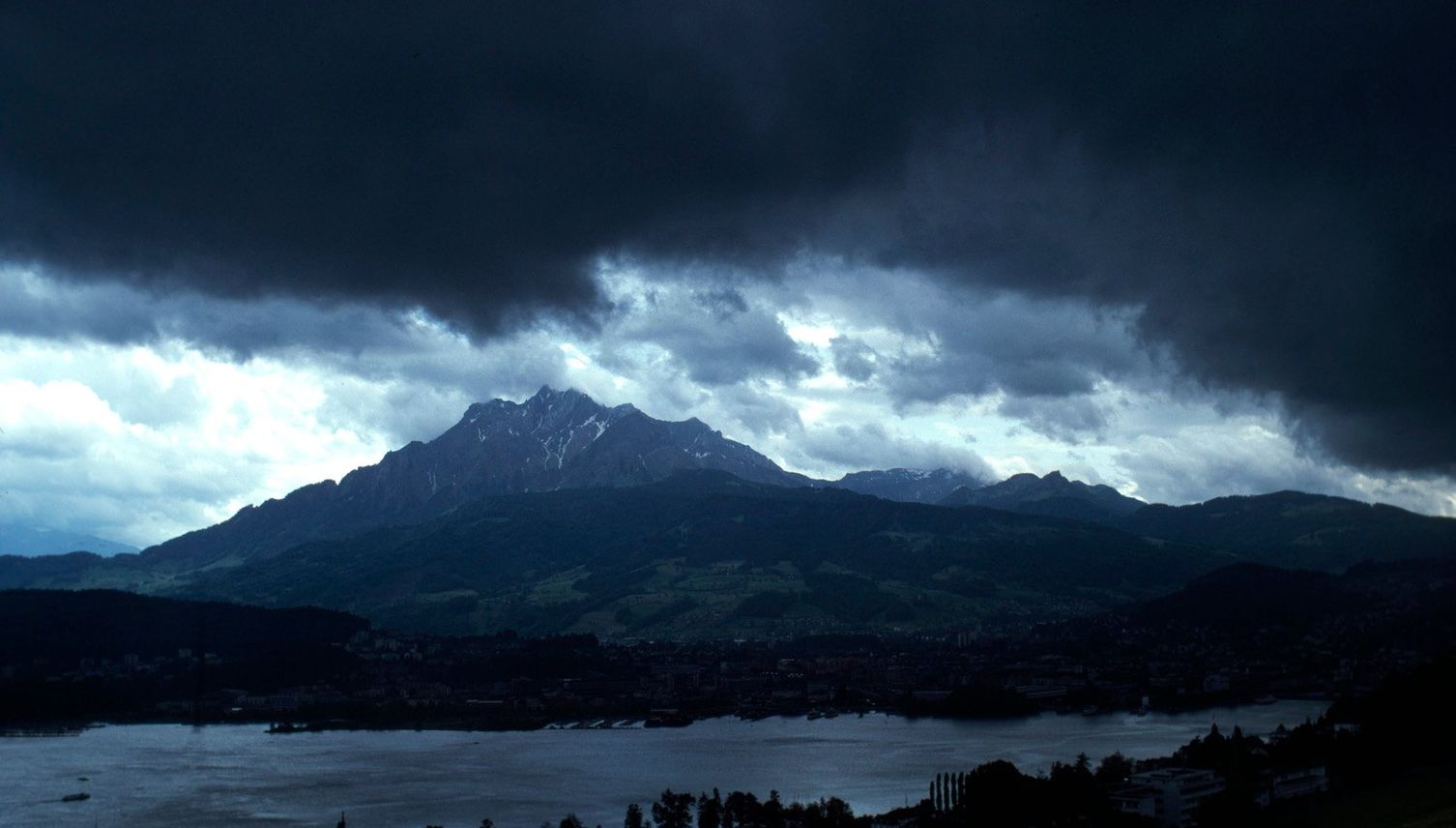 So viel Regen gibt es in Luzern und Zug