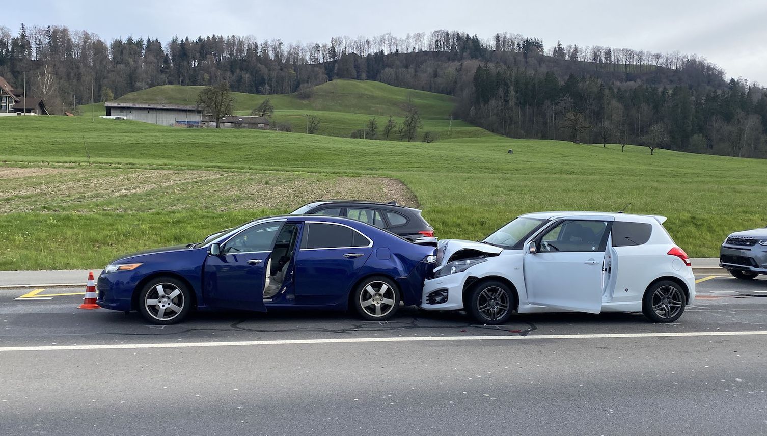 Zu spät gebremst: In Sihlbrugg hat es gekracht