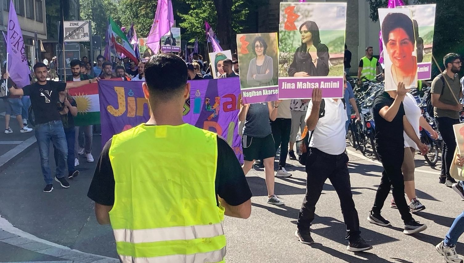 Rund 200 Personen demonstrieren in Luzern gegen den Iran
