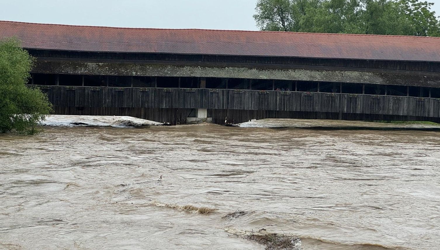 Reissende Reuss: Brücken und Strassen gesperrt