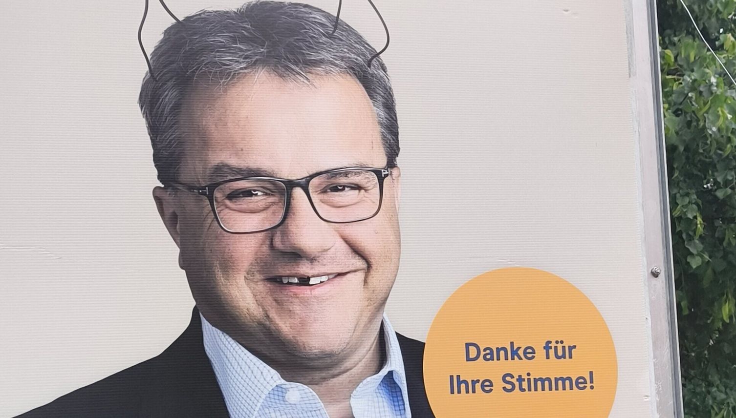Zerstörte Plakate: In Risch treiben Vandalen ihr Unwesen
