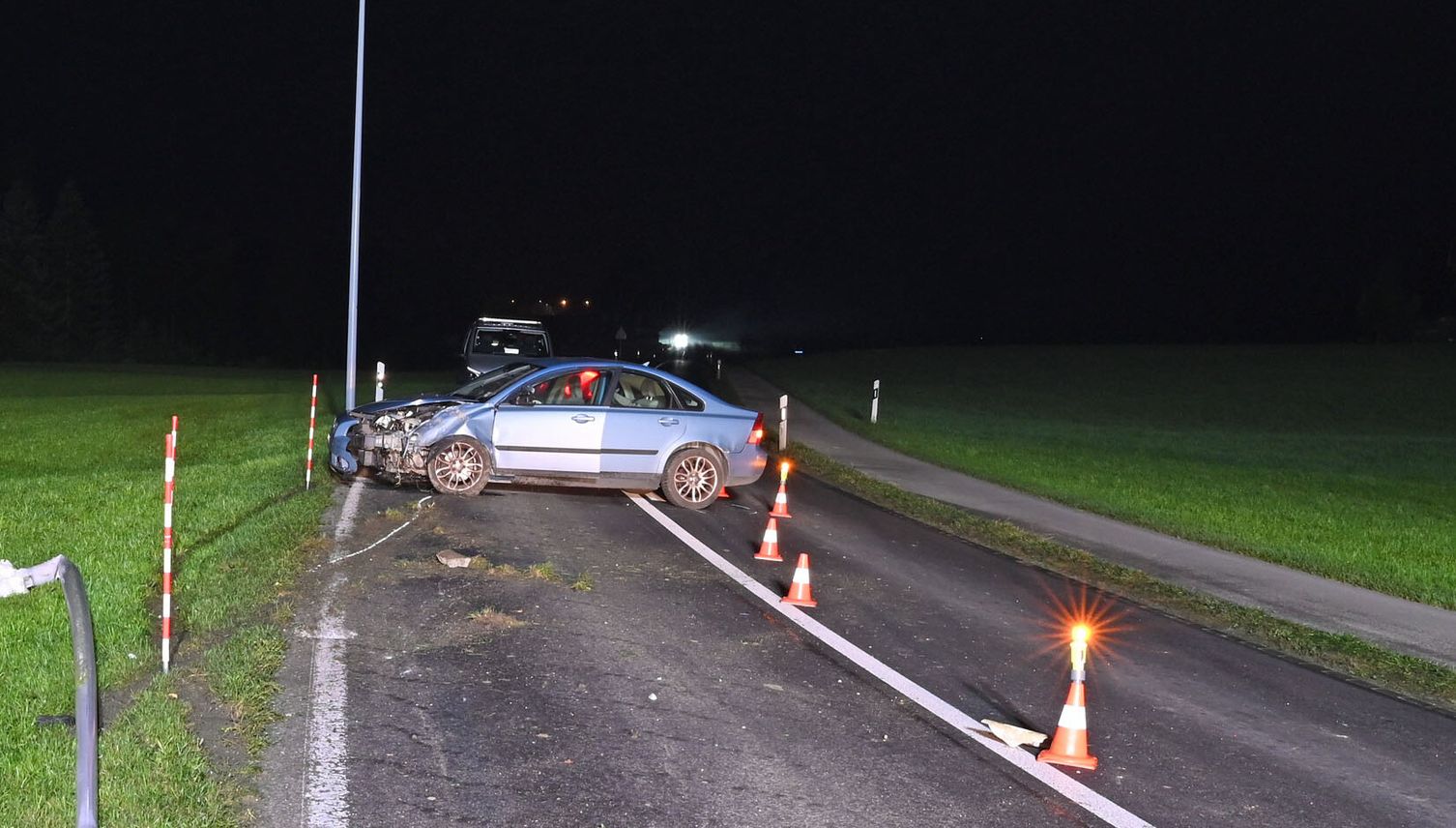 Betrunkene, umgekipptes Auto und zerdepperte Laternen