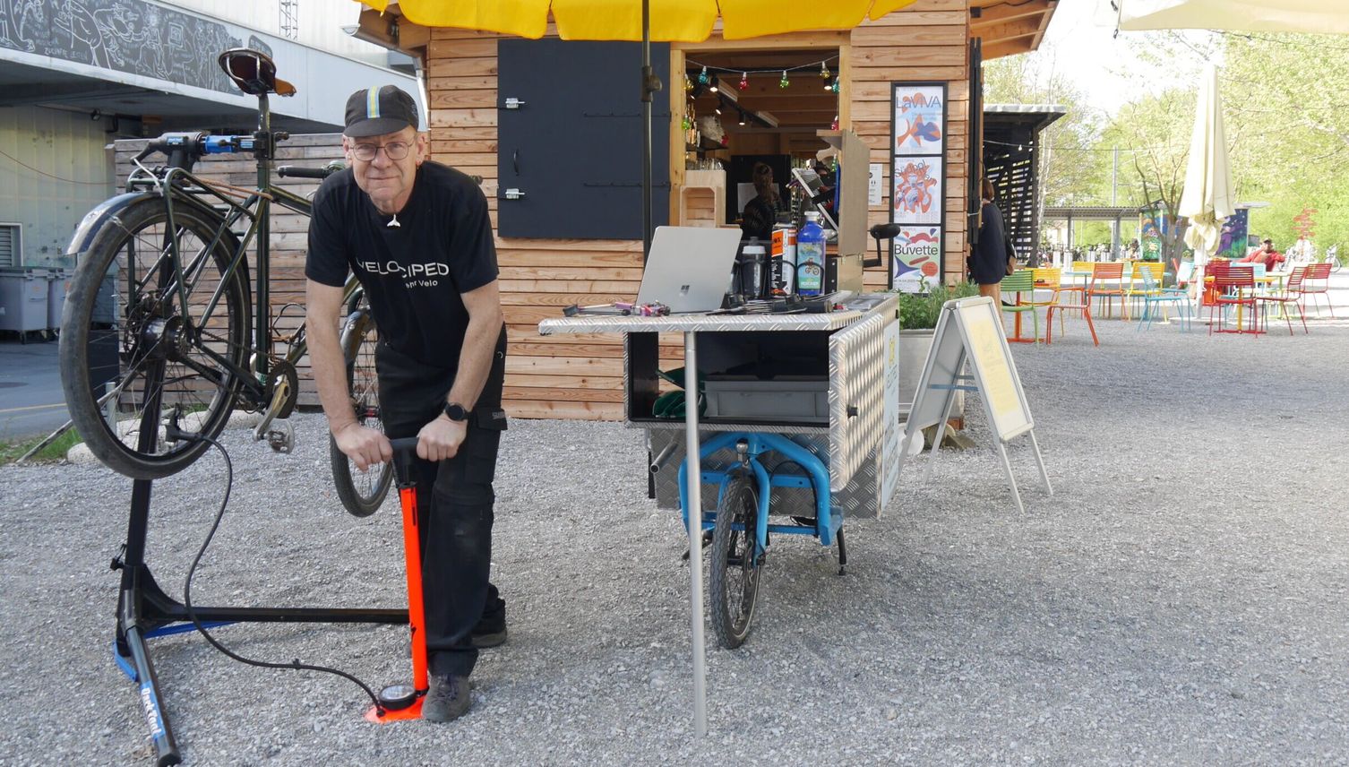 Sie flicken Velos an ungewöhnlichen Orten in Luzern