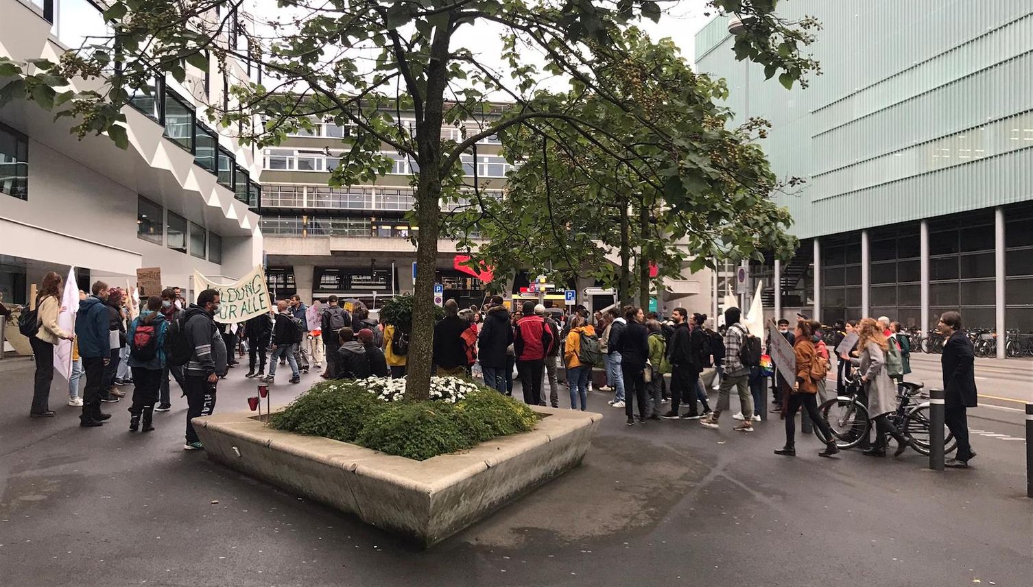Rangelei an Corona-Demo vor Uni Luzern – fünf Strafanzeigen