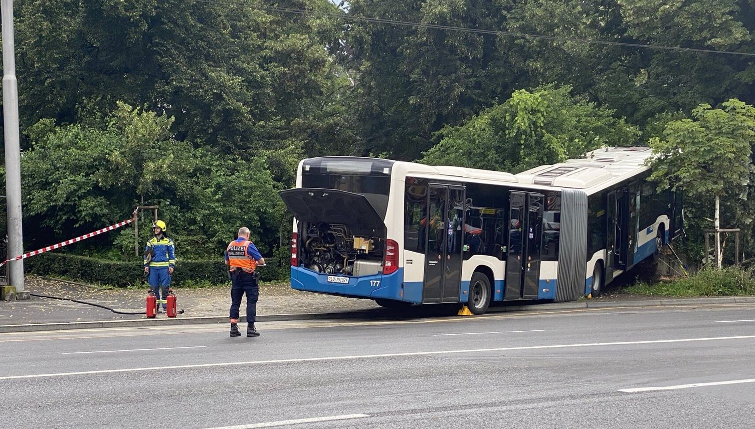 Bus überquert vier Spuren und kracht in Busch