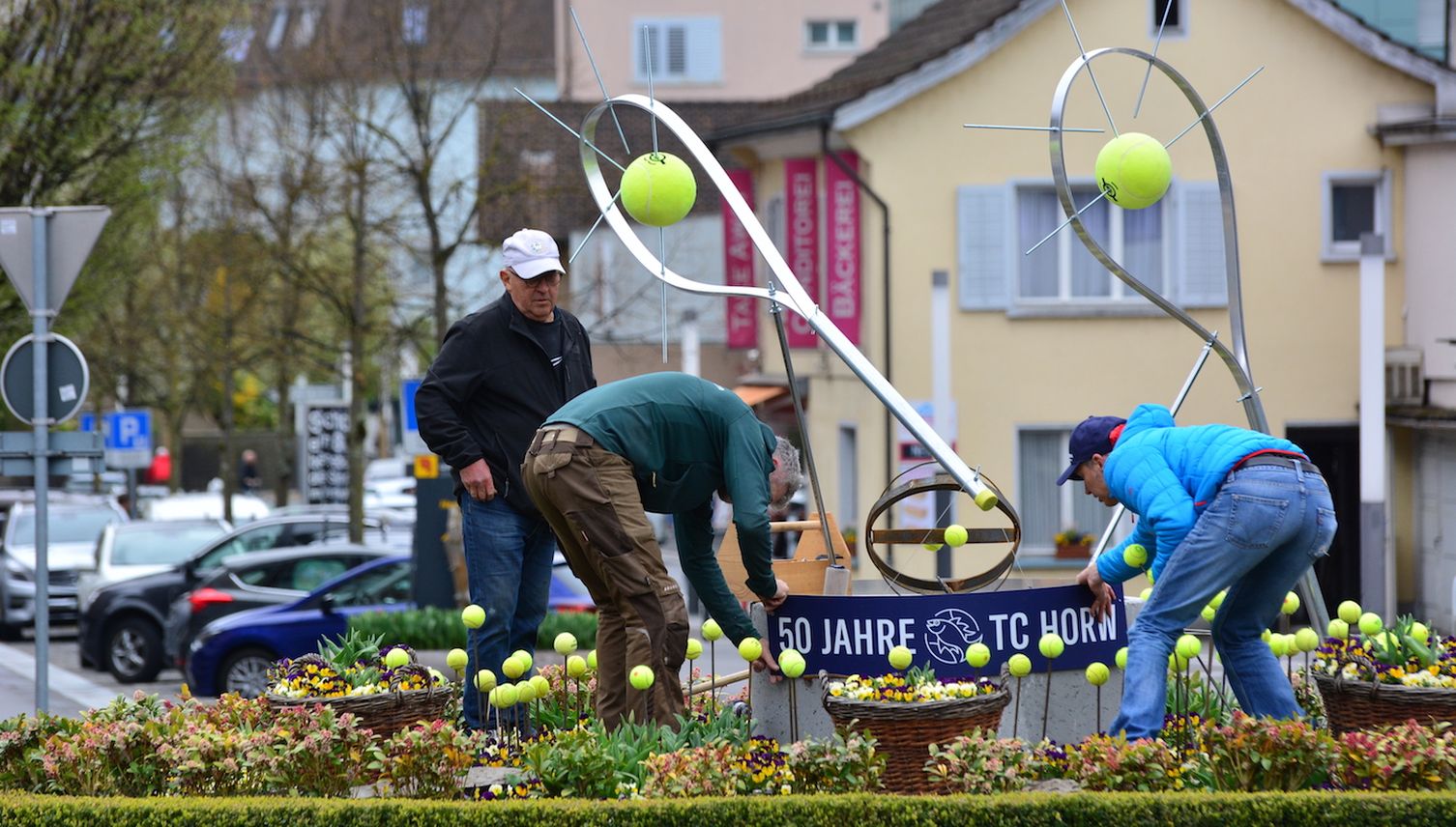 Horw erhält Tennis-Kunstwerk auf Dorfkreisel