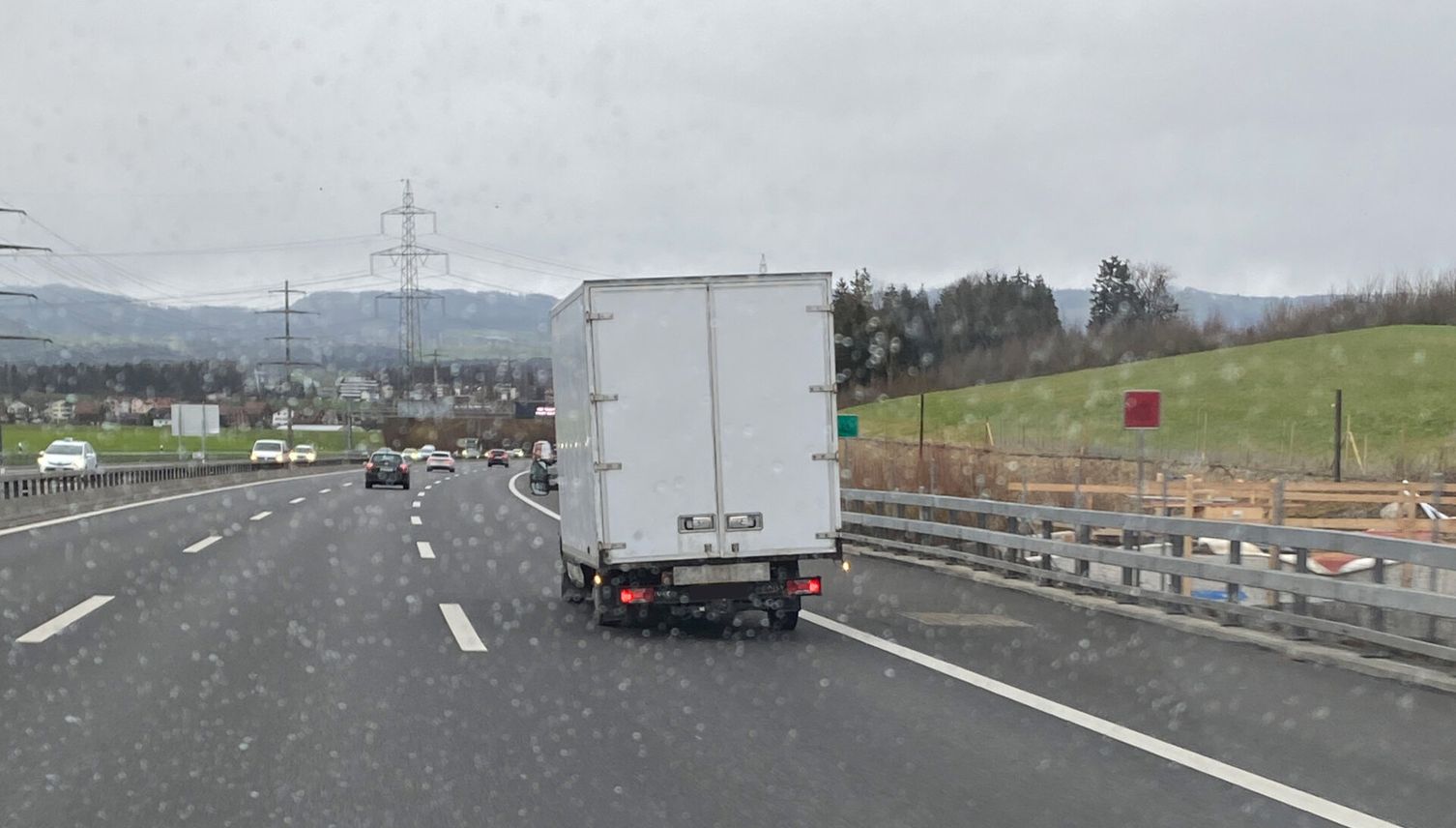 Lieferwagen überladen und verrostet – Fahrer verzeigt