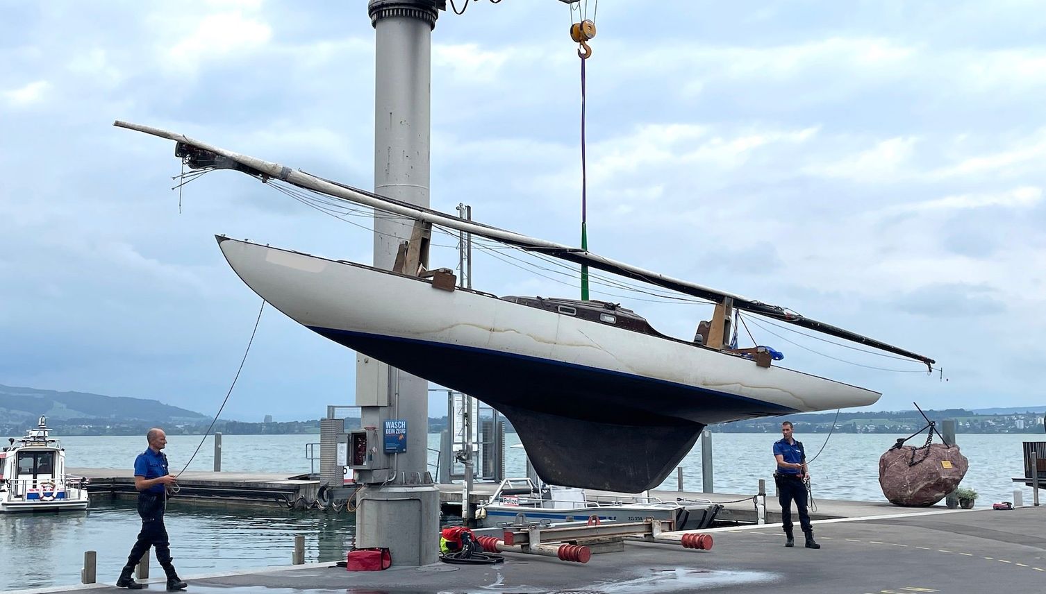 So wurde das Unglücks-Boot aus 80 Meter Tiefe geborgen