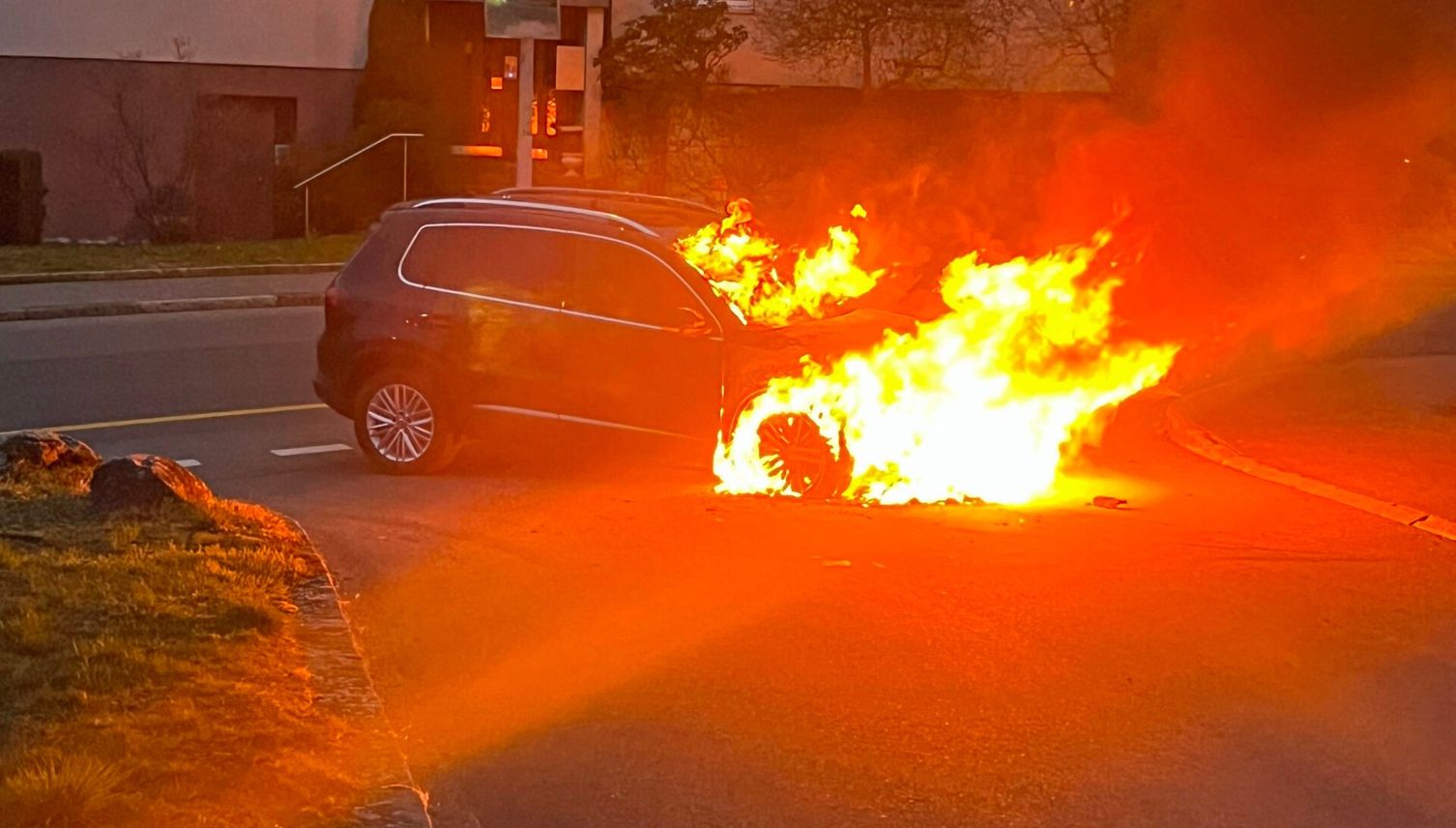 In Emmen fängt ein Fahrzeug Feuer – bei voller Fahrt