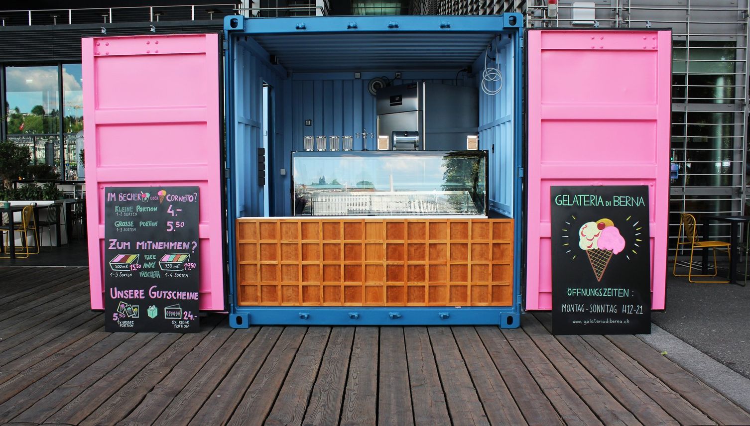Vor dem KKL Luzern steht eine neue Gelateria