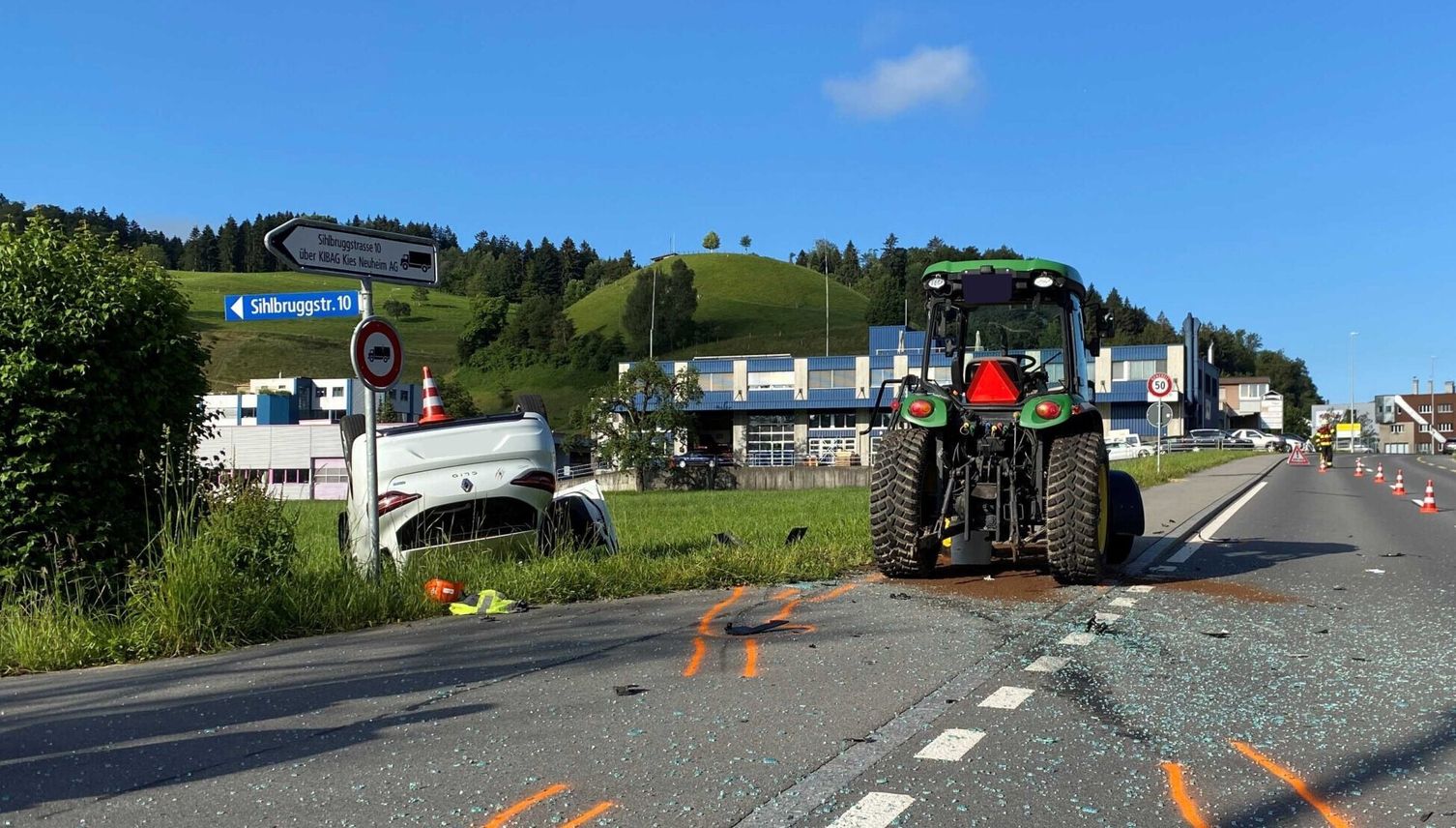 Autofahrerin will Traktor überholen – stattdessen knallts