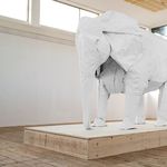 Riesenorigami: Weisser Elefant aus Papier