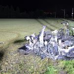 Auto nach Unfall bei Bahnübergang komplett ausgebrannt