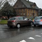 Vier Personen bei Kollision zwischen zwei Autos verletzt