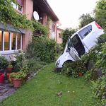 Auto schiesst durch Gebüsch und landet in Garten