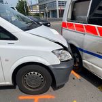 Ups! Lieferwagen kracht in Zuger Polizeiauto