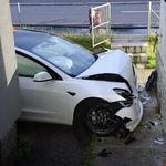 Autofahrer kracht in Grosswangen mit Tesla in Hausmauer
