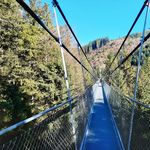 Herbstwanderung über imposante Hängebrücke oberhalb Sattel