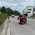 Menzingen: Autofahrer kippt mit Auto auf die Seite