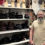 Fasnachts-Bazar: Zwischen Plastik-Kronen und Hippie-Hemden