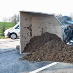 Unfall in Weggis: Baufahrzeug kippt, Fahrer verletzt