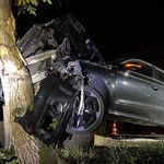 Auto prallt gegen Baum, zwei Personen verletzt