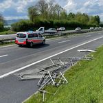 Gerüst fällt wegen Unfall auf die Autobahn