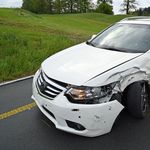 Krach zwischen zwei Autos: Beide Fahrer verletzt