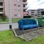 Rätsel in Kriens: Wem gehört dieses blaue Sofa?