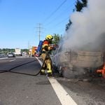 Auto auf der Autobahn A14 brennt komplett ab