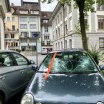 Person schlägt Scheiben von mehreren Autos ein