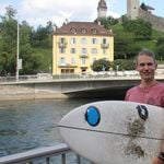 Surfer erobern die Reuss – Wellenritt mitten in der Stadt
