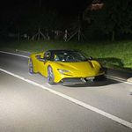 Ferrari gerät auf Gegenfahrbahn und nietet Velo um