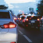 Defekter Lastwagen: Stau auf Autobahn