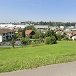 Wiese bei der Mall of Switzerland wird teuer versteigert