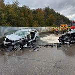 Heftiger Unfall auf Brücke – Mann in Auto eingeklemmt