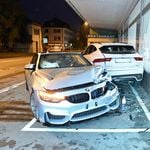 Autofahrer kracht in parkierte Autos und ins Schaufenster