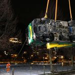 Lastwagen wird mit grossem Aufwand geborgen