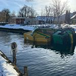 Rutschige Strasse: Lastwagen landet in der Lorze