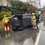 Auto kippt: Zuger Seniorin (88) in Not