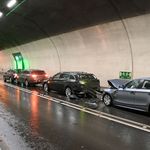 Bei Mall of Switzerland krachen mehrere Autos zusammen