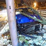 Autofahrer flüchtet vor Polizei und knallt in Baum