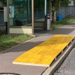 Hünenberg: Was soll das gelbe Holzbrett auf dem Trottoir?